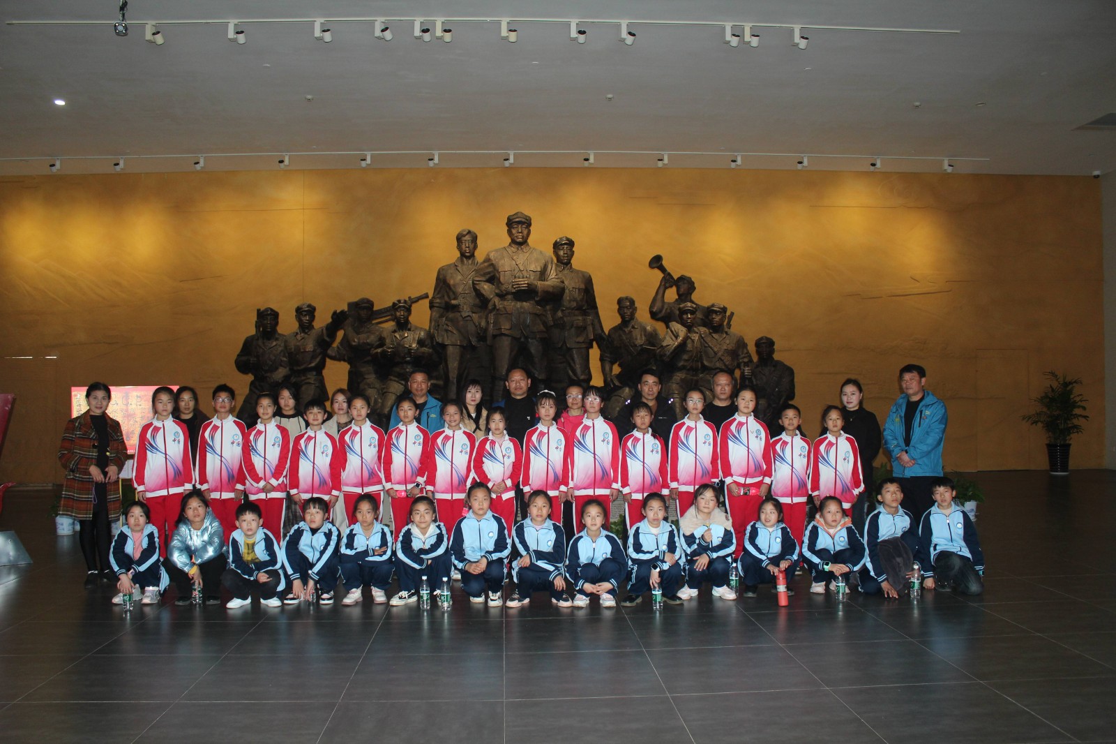 平江县:与薪火乐队携手 梅仙留守儿童开启龙年第一课(1).jpg