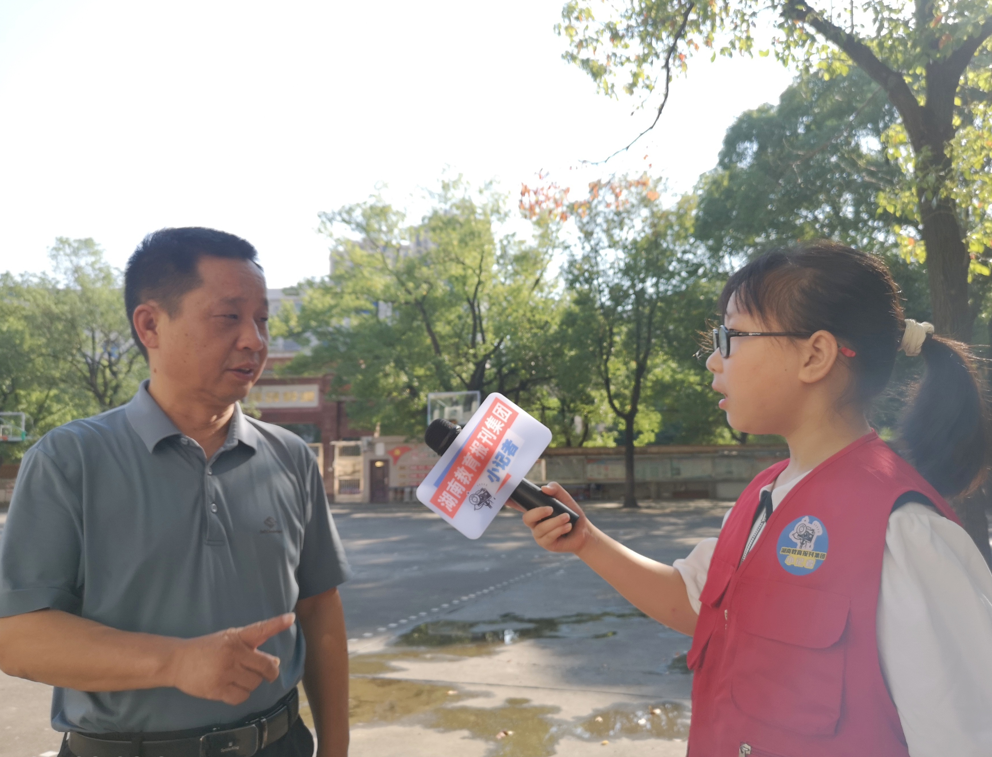 小记者采访校长.jpg 小记者采访校长.jpg