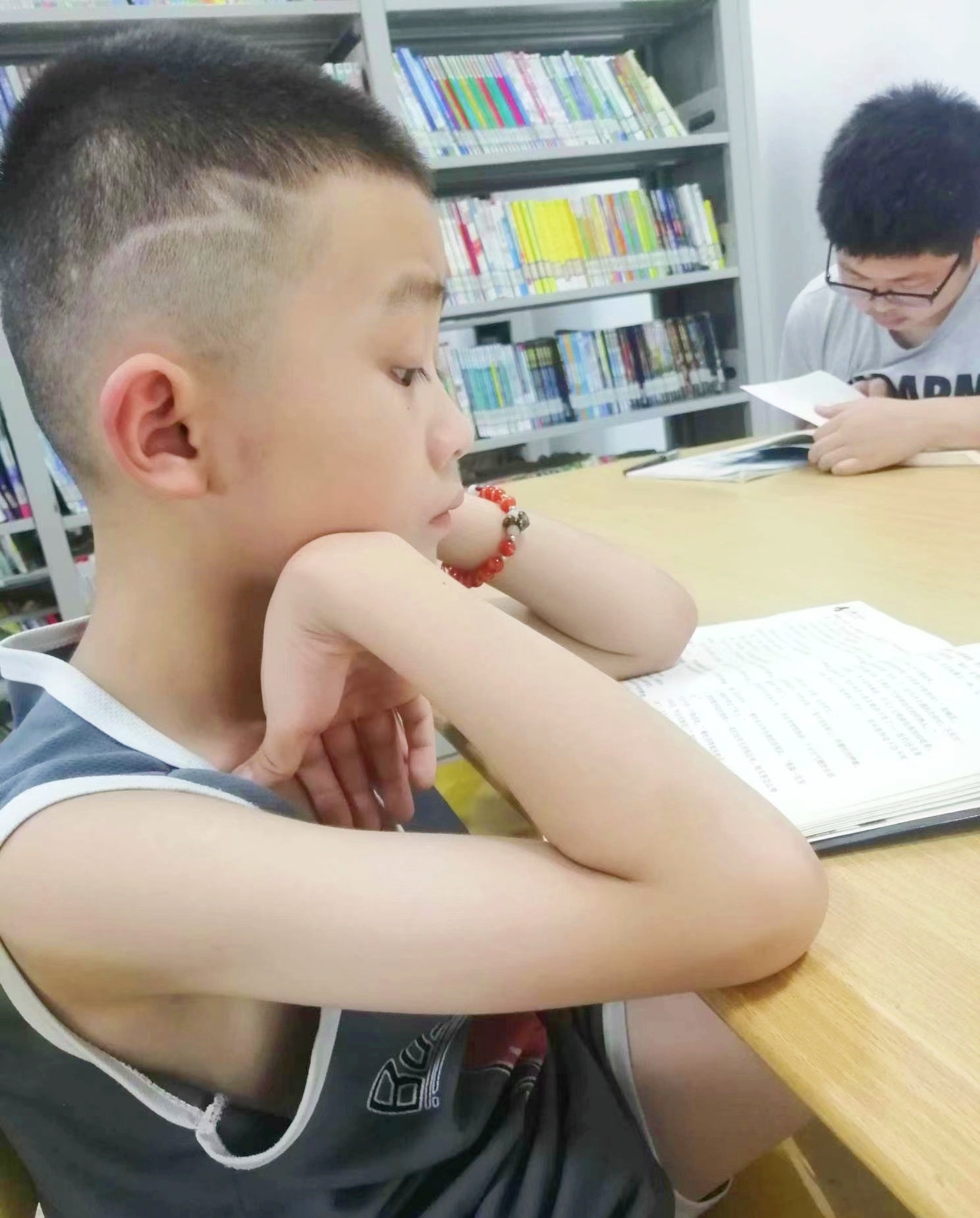 1901班刘智博在阅读.jpg 1901班刘智博在阅读.jpg