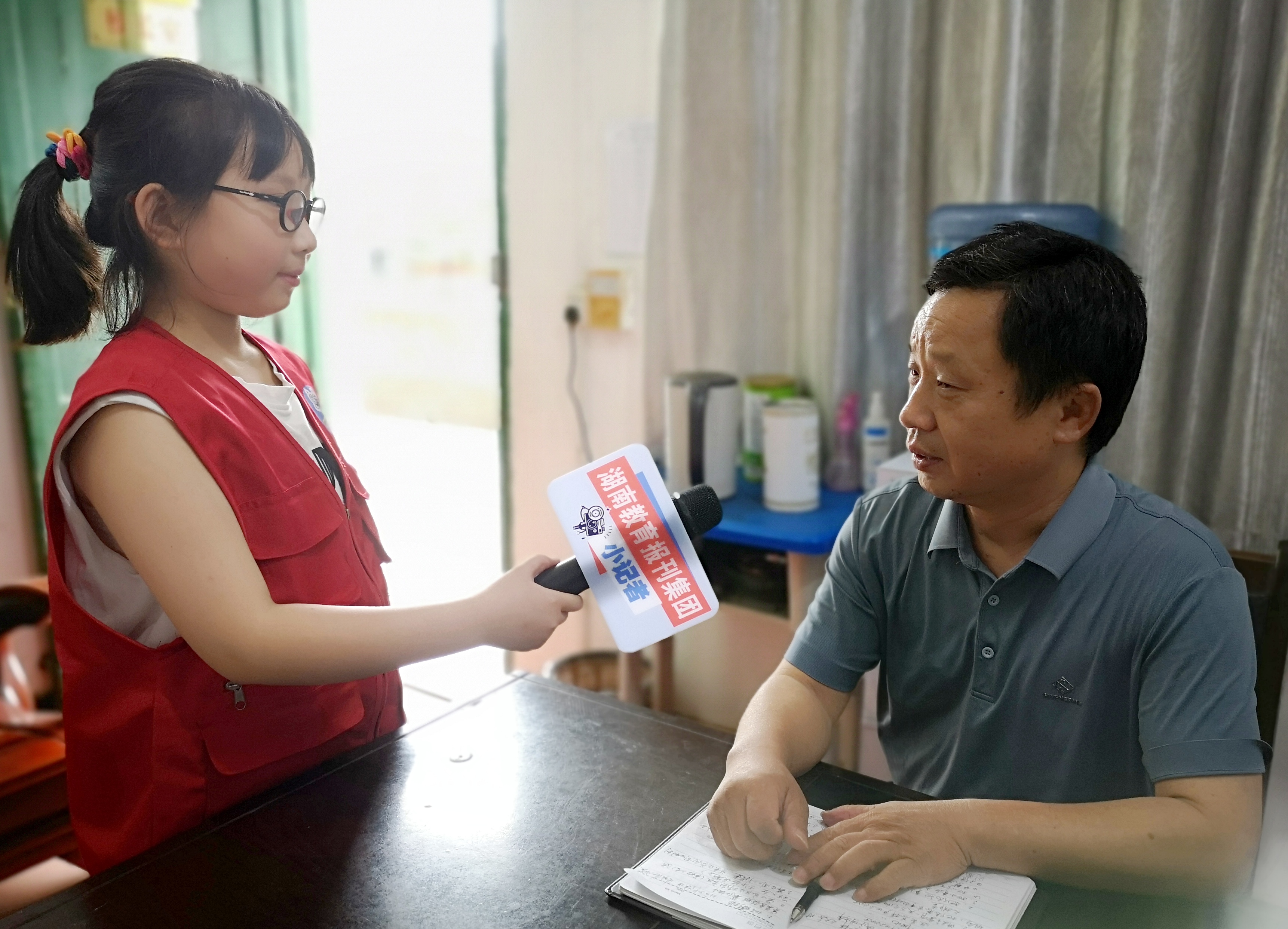 小记者采访校长.jpg 小记者采访校长.jpg