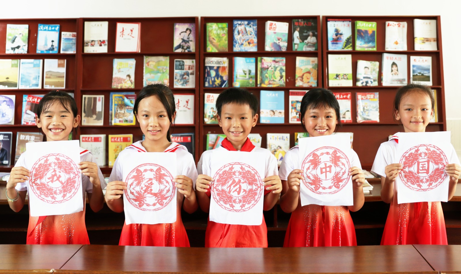 9月28日,湖南省永州市江永县粗石江镇中心小学学生在展示国庆主题的剪纸作品。田如瑞摄 (1).jpg 9月28日,湖南省永州市江永县粗石江镇中心小学学生在展示国庆主题的剪纸作品。田如瑞摄 (1).jpg