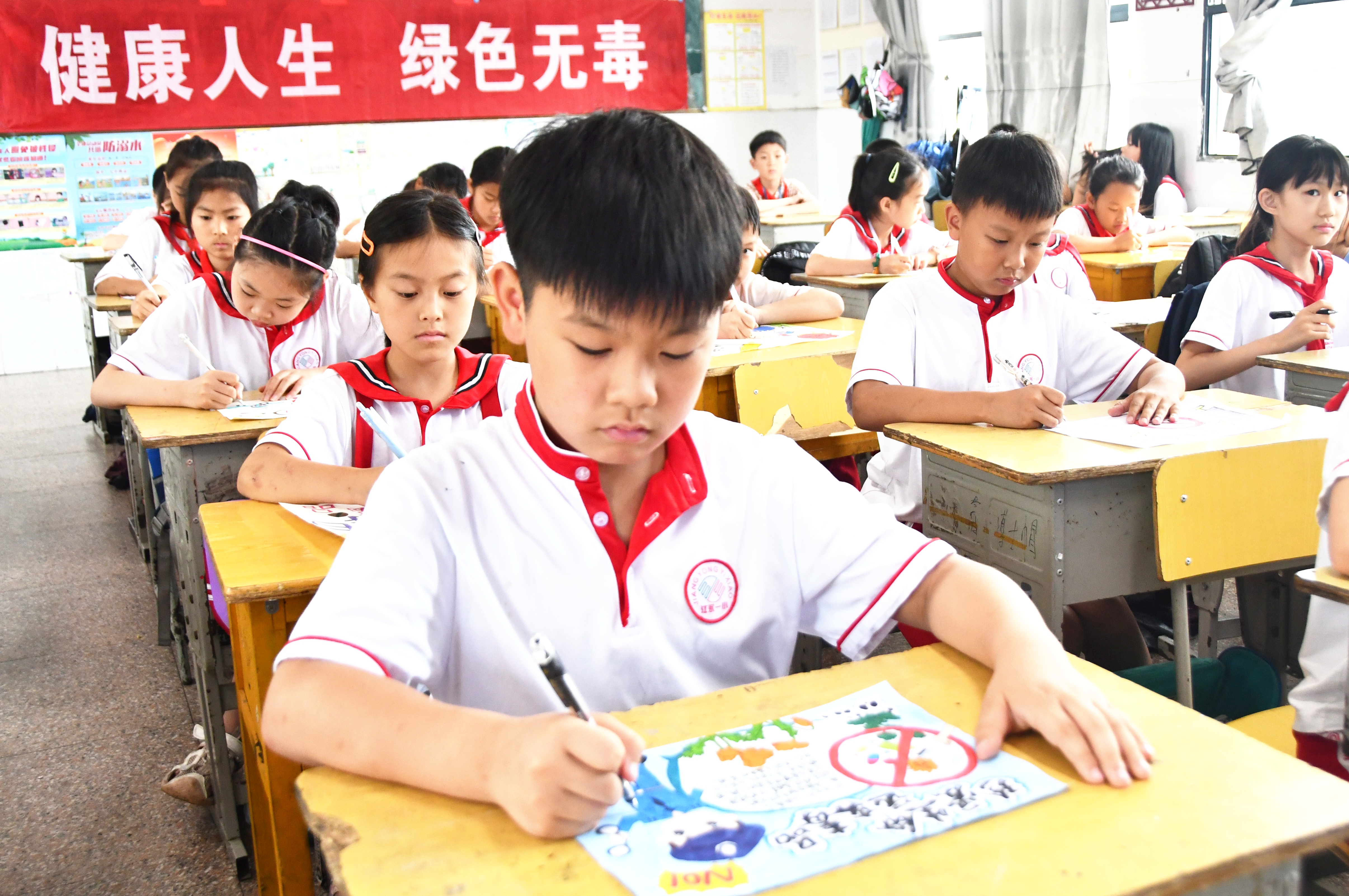 6月24日，湖南省永州市江永县第一小学，学生在创作“健康人生，绿色无毒”主题绘画作品。田如瑞摄4.jpg