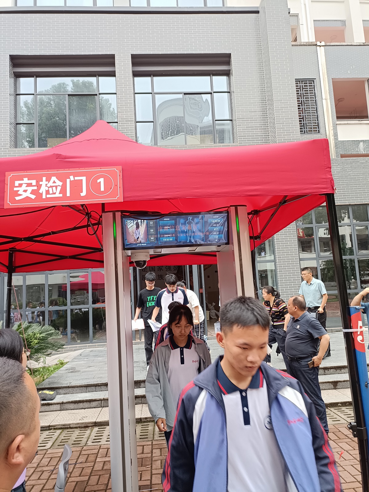 一中试安检门2.jpg 一中试安检门2.jpg