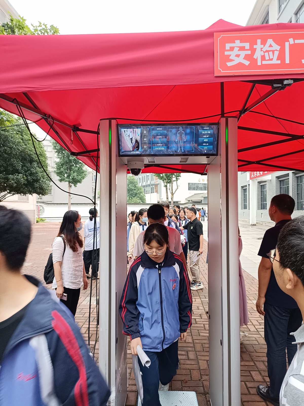 一中试安检门3.jpg 一中试安检门3.jpg