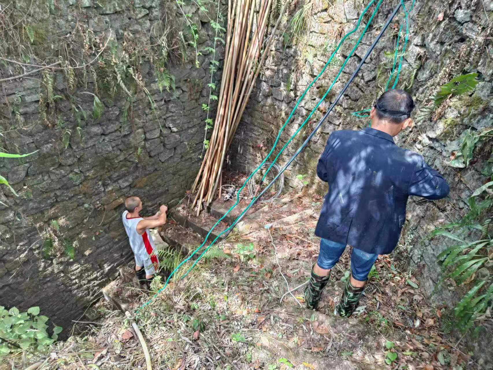 学校教师正在放置引水管.jpg 学校教师正在放置引水管.jpg